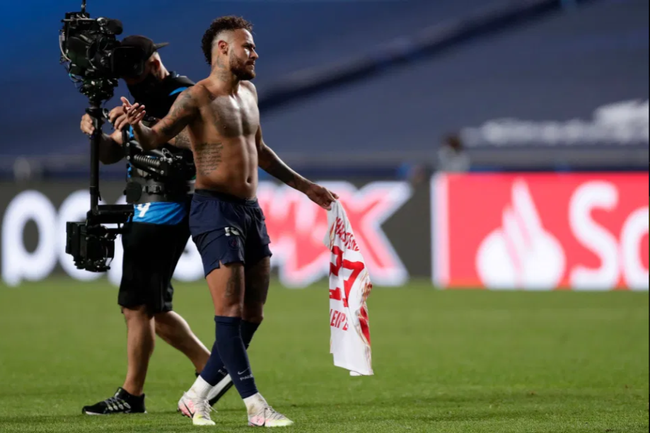 Neymar cởi áo trước ống kinh máy quay