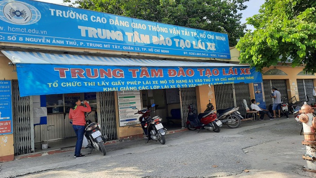 Hàng loạt sai phạm tại các trung tâm dạy nghề lái xe ở TP.HCM - Ảnh 1.