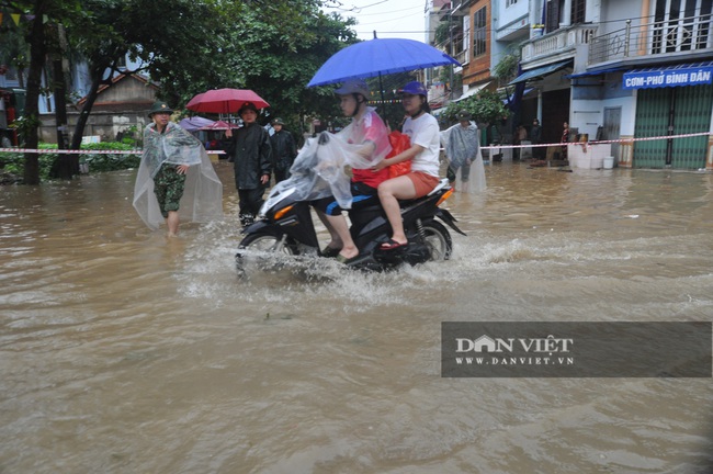 Yên Bái: Nước sông Thao dâng cao, đường biến thành sông - Ảnh 4.