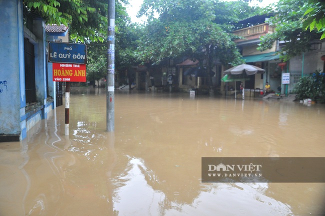 Yên Bái: Nước sông Thao dâng cao, đường biến thành sông - Ảnh 11.