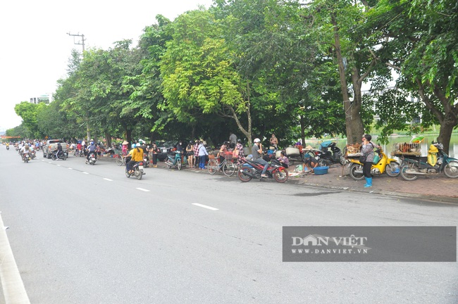 Yên Bái: Chợ &quot;nhảy&quot; ra đường gây mất an toàn giao thông - Ảnh 1.