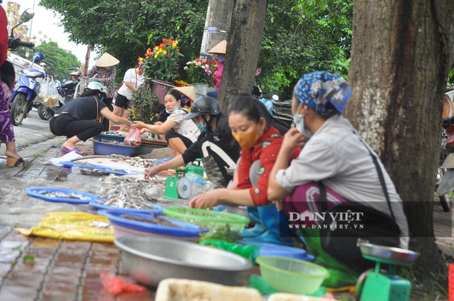 Yên Bái: Chợ &quot;nhảy&quot; ra đường gây mất an toàn giao thông - Ảnh 2.