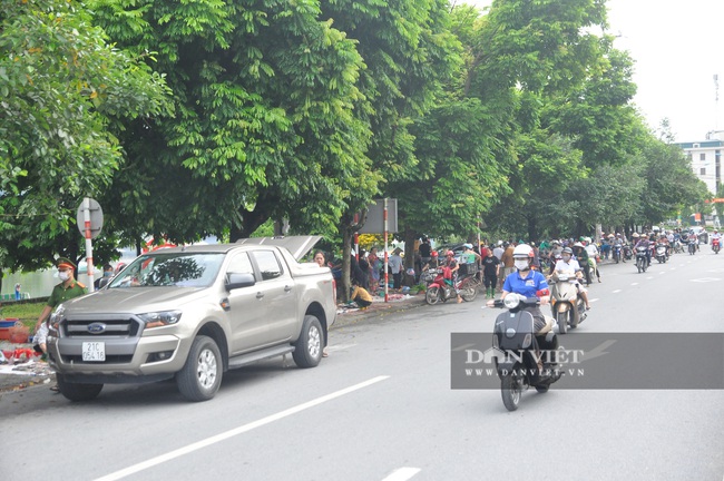 Yên Bái: Chợ &quot;nhảy&quot; ra đường gây mất an toàn giao thông - Ảnh 7.