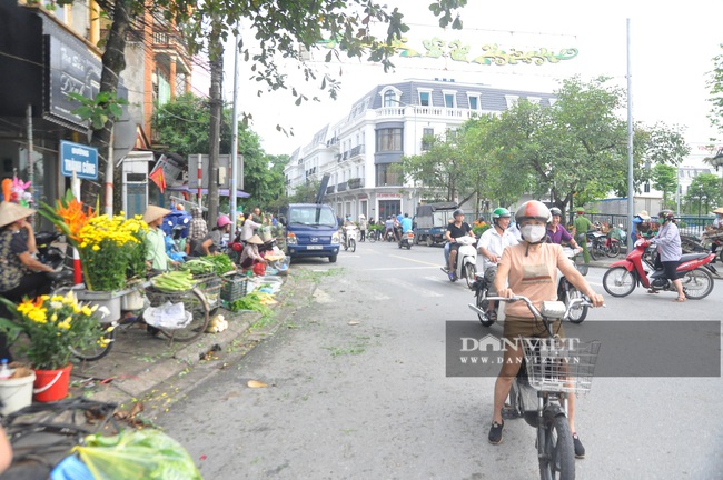 Yên Bái: Chợ &quot;nhảy&quot; ra đường gây mất an toàn giao thông - Ảnh 5.