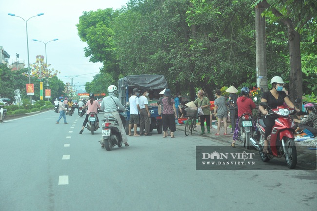 Yên Bái: Chợ &quot;nhảy&quot; ra đường gây mất an toàn giao thông - Ảnh 3.