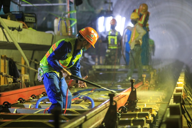 Hoàn tất lắt đặt đường ray tuyến metro từ ga Bason đến Bến Thành  - Ảnh 1.