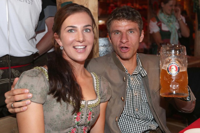 Behind the scenes - Thomas Muller's 'Crazy Wife' is both beautiful and talented (Picture 9).