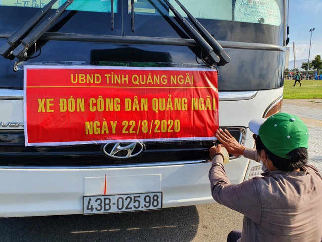 ẢNH: Hơn 700 công dân Quảng Ngãi mắc kẹt tại Đà Nẵng do Covid-19 được về quê - Ảnh 8.