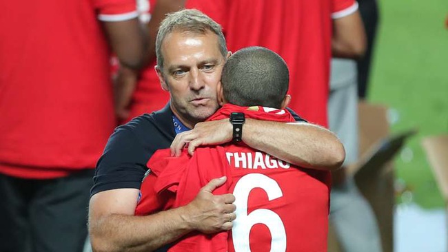 Flick ôm Thiago ăn mừng chức vô địch Champions League
