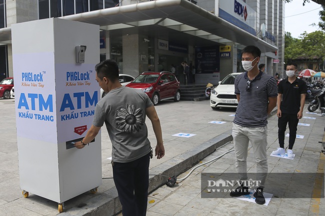 “ATM khẩu trang” xuất hiện tại Hà Nội - Ảnh 4.