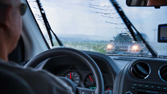 Lái xe oto dưới trời mưa: 6 bí kíp bỏ túi cho tài xế - Ảnh 1.