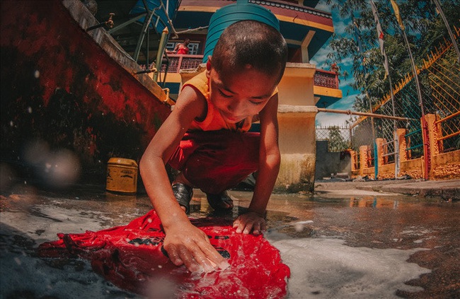 Ngồi khóc vì chữ viết mãi không đẹp, chú tiểu bị sư thầy &quot;bắt bệnh&quot;, đồng thời nói trúng khuyết điểm của nhiều người - Ảnh 1.