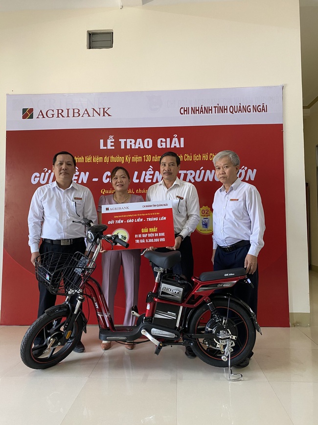 Agribank Quảng Ngãi: Trao thưởng tổng trị giá trên 300 triệu đồng cho khách hàng gửi tiết kiệm - Ảnh 2.