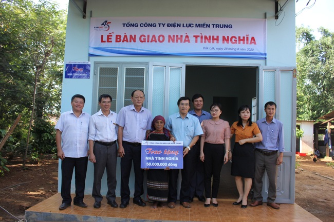 Công ty điện lực Đắk Lắk hoàn thành bàn giao 5 căn nhà tình nghĩa - Ảnh 1.