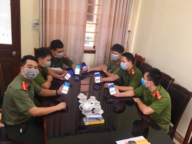 Quảng Ninh vận động người dân cài ứng dụng Bluezone để phòng, chống dịch Covid-19  - Ảnh 4.