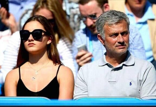 Con gái Mourinho khoe dáng gợi cảm trên du thuyền - Ảnh 1.