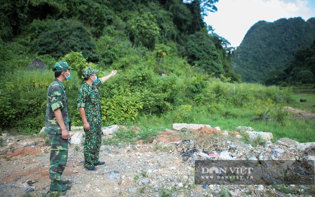 Bộ đội biên phòng Quang Long  thức trắng đêm chống việc nhập cảnh trái phép trong mùa dịch Covid - 19 - Ảnh 1.
