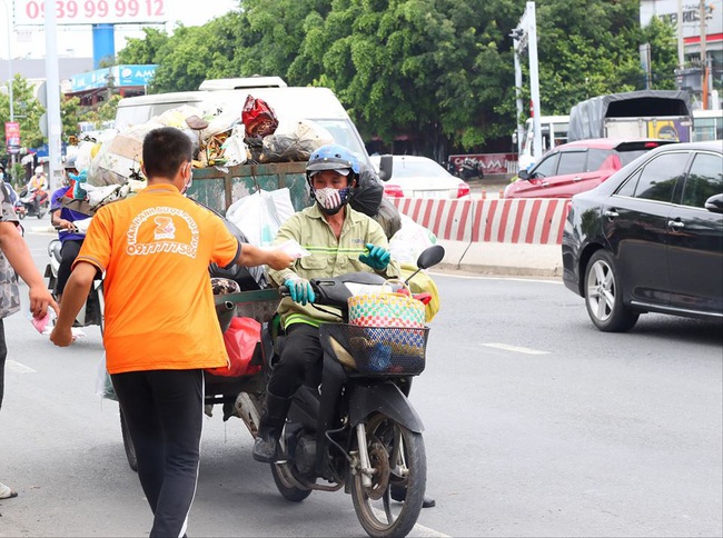 Bạn trẻ ở Cần Thơ vận động, phát 13.000 khẩu trang miễn phí cho người nghèo - Ảnh 2.