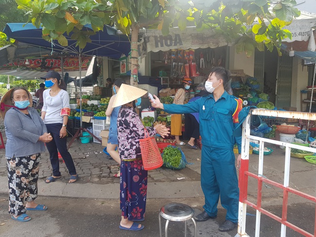 Một số nơi ở Đà Nẵng phát phiếu để người dân đi chợ ngày chẵn, ngày lẻ - Ảnh 2.