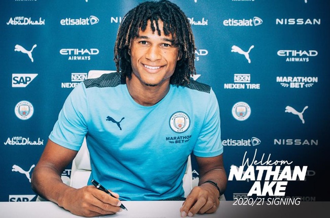 Ake ký hợp đồng với Man City