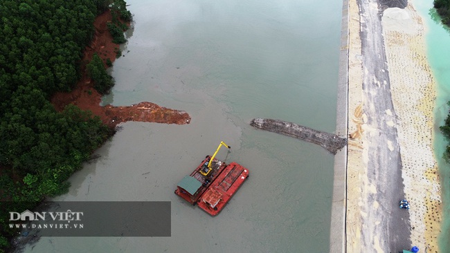 Nạo vét khu neo đậu tránh trú bão Vân Đồn: Bùn thải tràn ra vịnh Bái Tử Long - Ảnh 9.