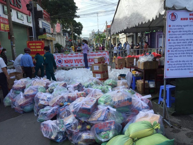 Ấm lòng những món quà nhỏ bên ngoài khu vực bị phong tỏa vì dịch Covid-19 - Ảnh 3.