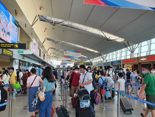 Gần 1.700 du khách đăng ký rời Đà Nẵng về quê - Ảnh 1.