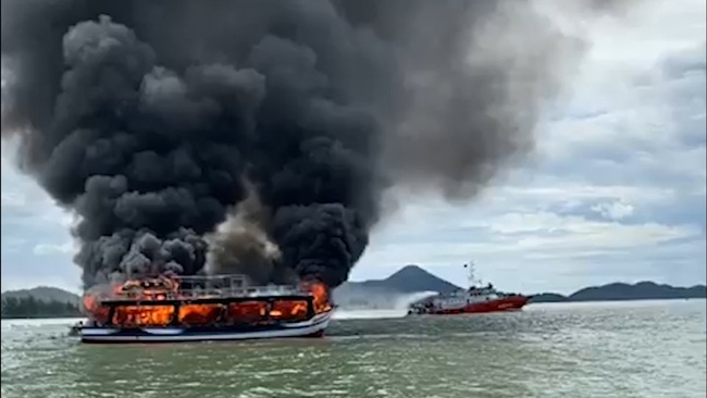 Kiên Giang: Chiếc tàu đang 21 hành khách bất ngờ bốc cháy dữ dội trên biển - Ảnh 1.