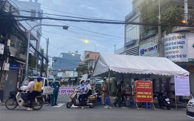 Ấm lòng những món quà nhỏ bên ngoài khu vực bị phong tỏa vì dịch Covid-19 - Ảnh 1.