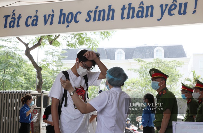 Bộ trưởng Phùng Xuân Nhạ đeo khẩu trang kiểm tra công tác thi tốt nghiệp THPT 2020 - Ảnh 2.