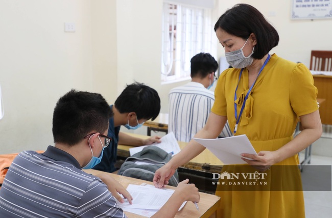 Bộ trưởng Phùng Xuân Nhạ đeo khẩu trang kiểm tra công tác thi tốt nghiệp THPT 2020 - Ảnh 7.