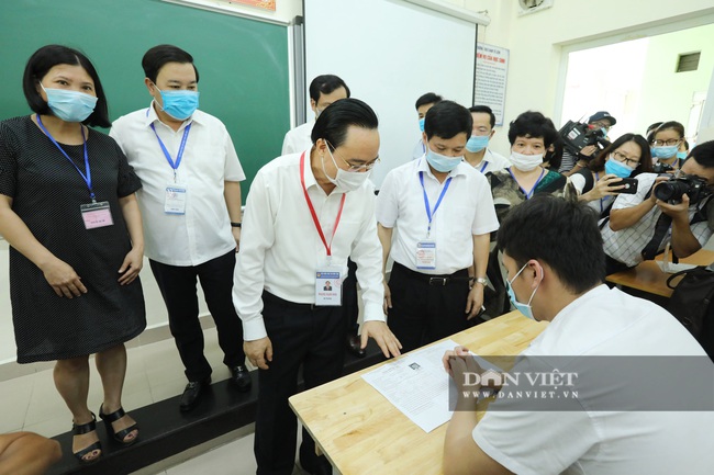 Bộ trưởng Phùng Xuân Nhạ đeo khẩu trang kiểm tra công tác thi tốt nghiệp THPT 2020 - Ảnh 2.