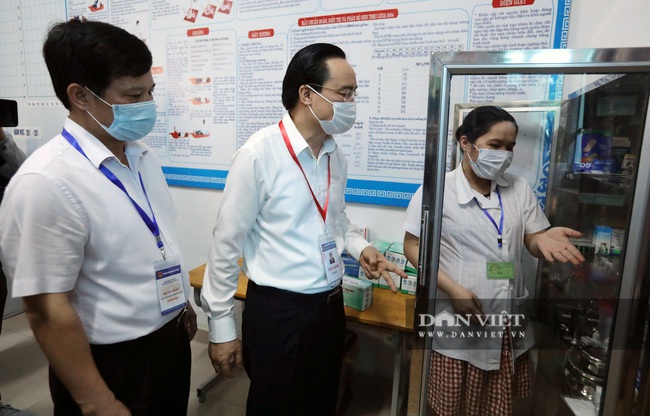 Bộ trưởng Phùng Xuân Nhạ đeo khẩu trang kiểm tra công tác thi tốt nghiệp THPT 2020 - Ảnh 3.