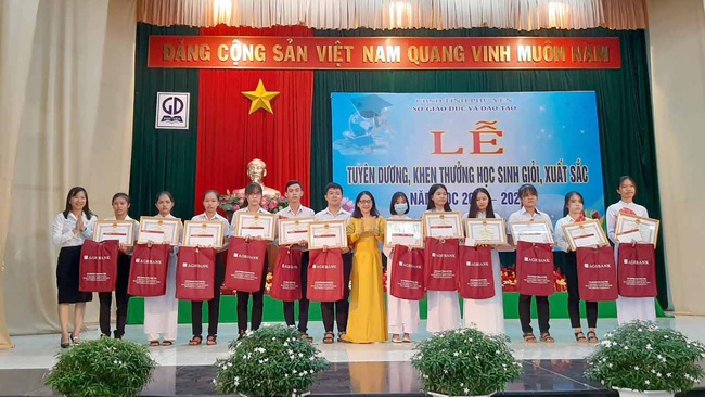 Agribank Phú Yên: Tặng quà cho các em học sinh giỏi, xuất sắc tiêu biểu năm học 2019-2020 - Ảnh 1.