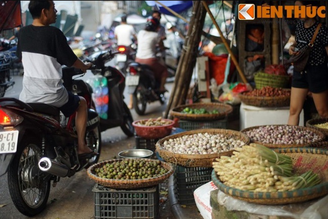 Kỳ lạ nơi bốn khu chợ nằm cạnh nhau độc nhất Hà Nội - Ảnh 8.