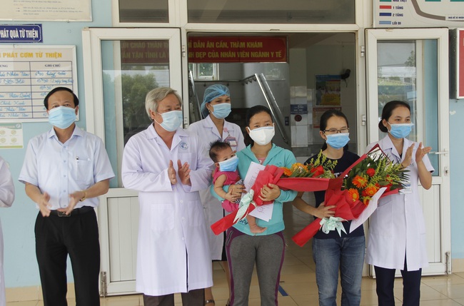 Hai bệnh nhân Covid-19 ở Quảng Trị xuất viện - Ảnh 1.