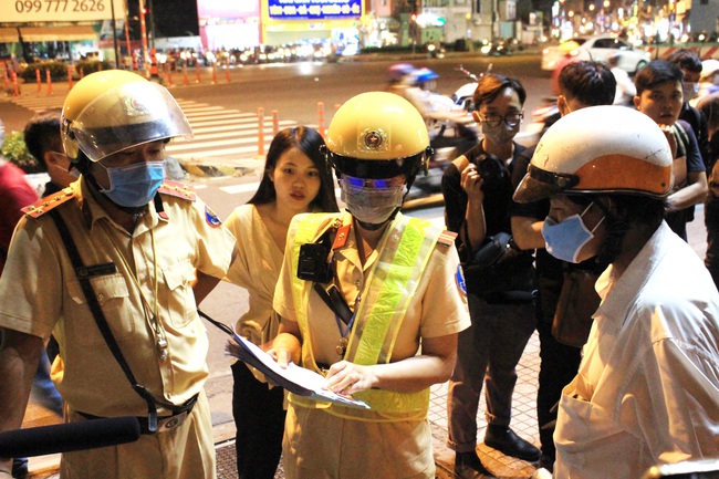 Nữ CSGT kiểm tra nồng độ cồn tại con đường ăn nhậu lớn nhất Sài Gòn, &quot;ma men&quot; quay xe bỏ chạy - Ảnh 5.