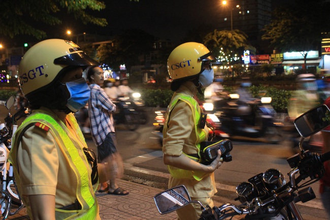 Nữ CSGT kiểm tra nồng độ cồn tại con đường ăn nhậu lớn nhất Sài Gòn, &quot;ma men&quot; quay xe bỏ chạy - Ảnh 4.