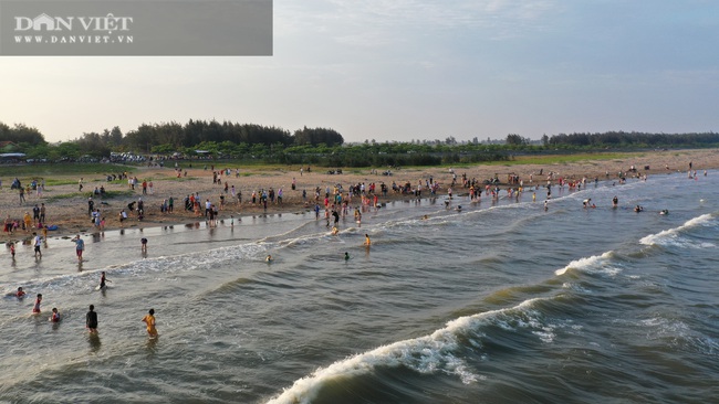 Khai thác cát rầm rộ, bờ kè bãi biển khu du lịch Nam Định sụt lở nghiêm trọng - Ảnh 3.