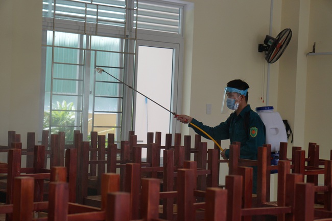Trường học Đà Nẵng vệ sinh, khử khuẩn đón học sinh đi học trở lại vào ngày mai (14/9) - Ảnh 1.