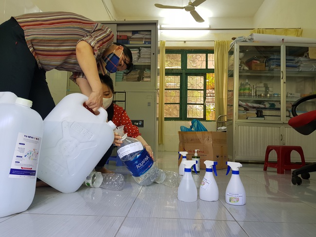Trường học Đà Nẵng vệ sinh, khử khuẩn đón học sinh đi học trở lại vào ngày mai (14/9) - Ảnh 4.