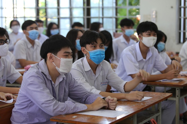Đà Nẵng: Học sinh xếp hàng đo nhiệt độ, sát khuẩn trong ngày đầu trở lại trường - Ảnh 5.