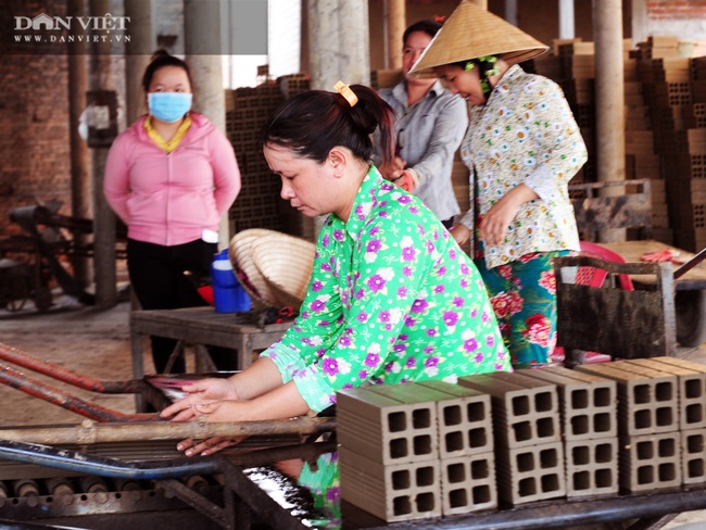 Những nữ phu gạch không thua kém đàn ông ở “vương quốc gạch nung” - Ảnh 7.