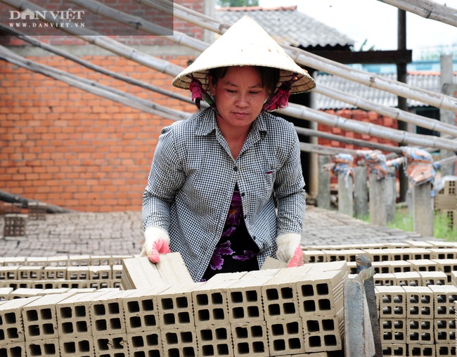 Những nữ phu gạch không thua kém đàn ông ở “vương quốc gạch nung” - Ảnh 4.