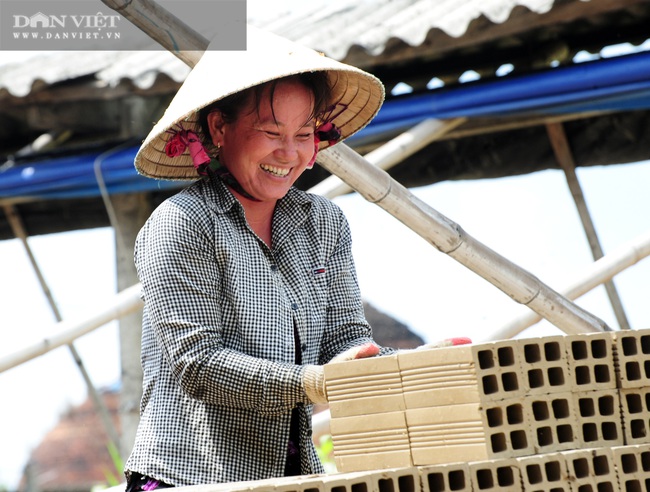 Những nữ phu gạch không thua kém đàn ông ở “vương quốc gạch nung” - Ảnh 10.