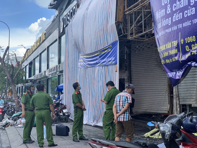 Đưa nghi can gây cháy chi nhánh ngân hàng Eximbank và nhà dân ở Sài Gòn tới hiện trường thực nghiệm - Ảnh 1.