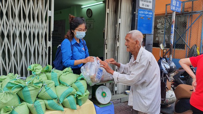 TP.HCM: Người dân hào hứng đổi rác thải nhựa lấy… gạo - Ảnh 1.