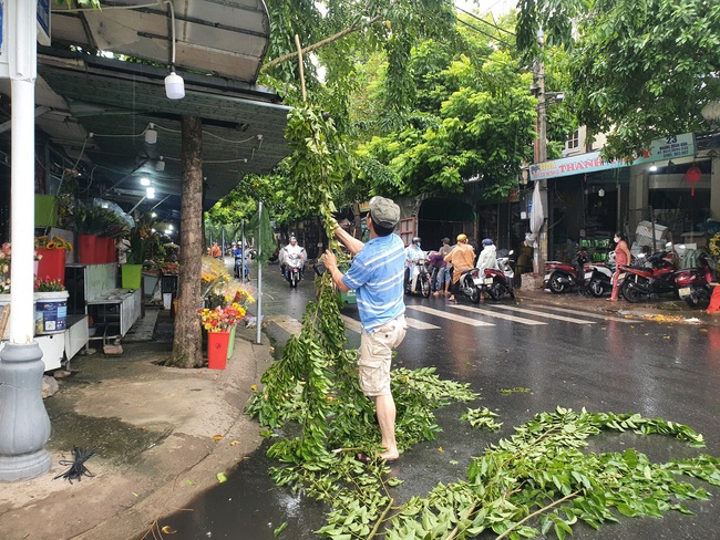 Ảnh: Người dân Đà Nẵng tất bật chuẩn bị ứng phó bão số 5 - Ảnh 1.