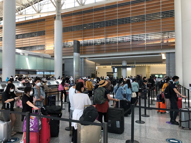 Nối lại các chuyến bay thương mại quốc tế: Người quá cảnh từ nước thứ ba có thể nhập cảnh Việt Nam - Ảnh 1.