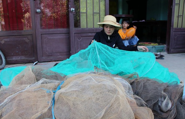 Lũ “không đẹp”, cá linh lác đác, nhìn lòng tong bay, dân vùng lũ nát lòng - Ảnh 1.